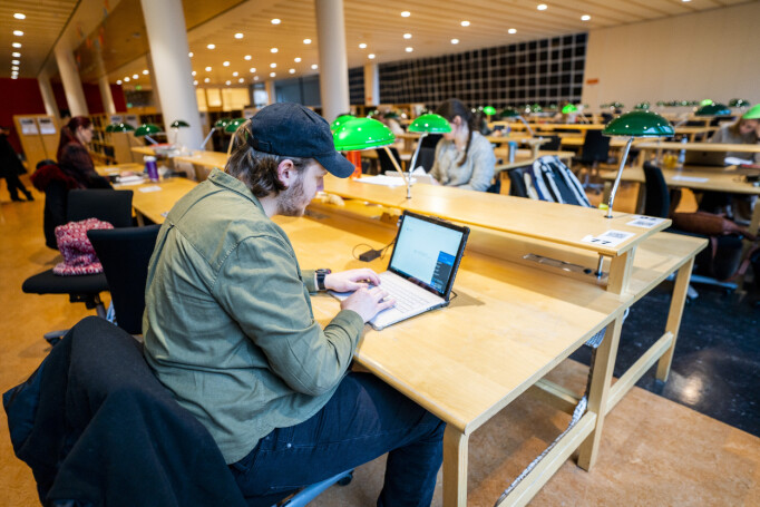 Utviklere med utdanning tjener mer – spesielt i starten av karrieren. Her fra Universitetsbiblioteket på Blindern i Oslo. 📸: Håkon Mosvold Larsen / NTB