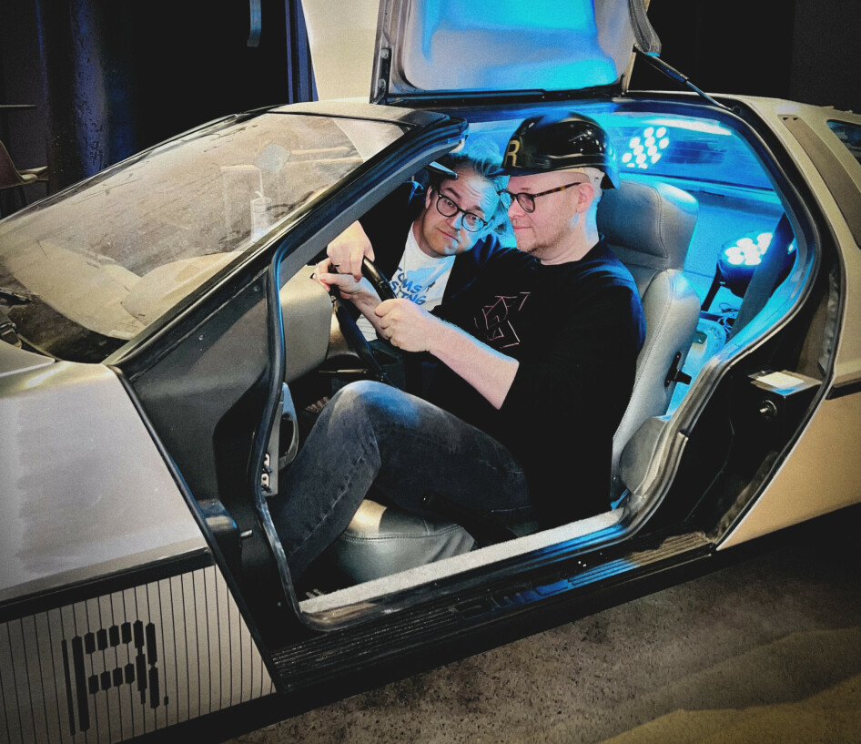 Her sitter Jørgen og jeg i den DeLorean DMC-12-bilen i kjelleren på Rebel, på vei inn i framtida, i det private næringsliv. Men jeg hopper gjerne av for det offentlige, en gang. 📸: Iris Edvarda Hemgren