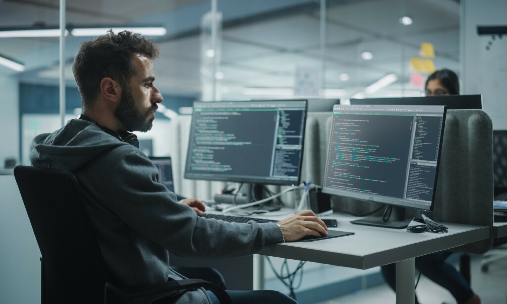 Flertallet av profesjonelle utviklere oppgir å bruke kodeassistenter. Og Codeium er den utviklere er mest fornøyd med. 📸: NTB / Shutterstock