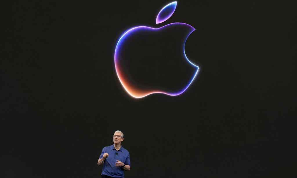 Apples toppsjef Tim Cook kunngjorde mandag selskapets KI-satsing, i etterkant av mange andre store teknologiselskaper. 📸: Jeff Chiu / AP / NTB
