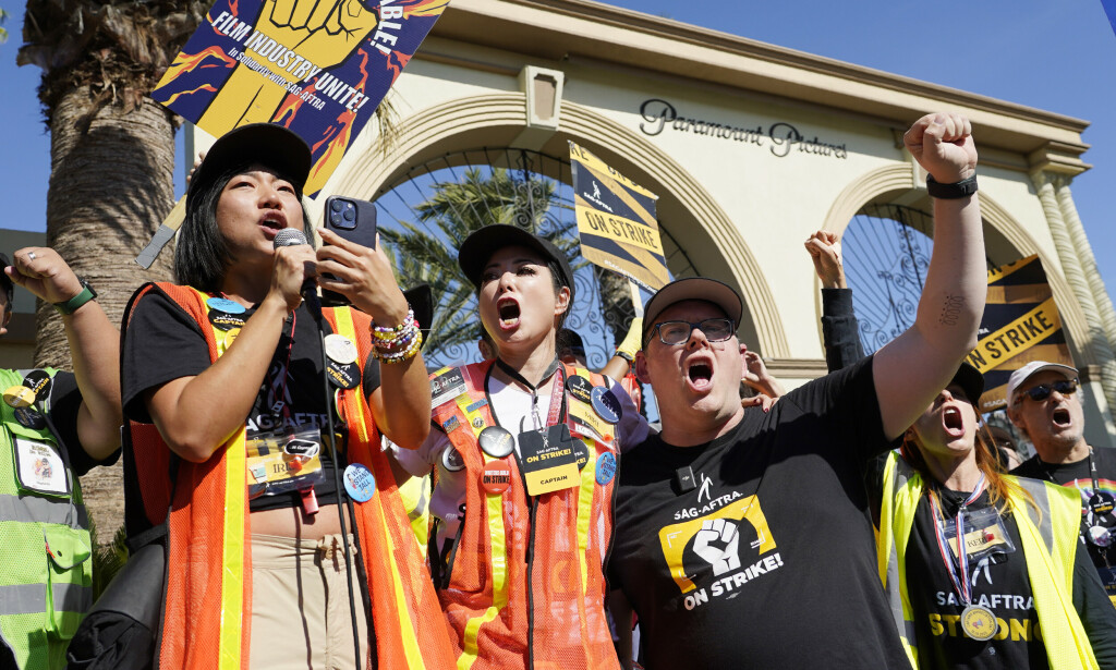 Sag-Aftra-ledere under fjorårets streik i Hollywood. Nå har forhandlingene med spillbransjen stoppet opp over et sentralt element: Beskyttelse mot bruken av KI. 📸: Chris Pizzello / AP / NTB