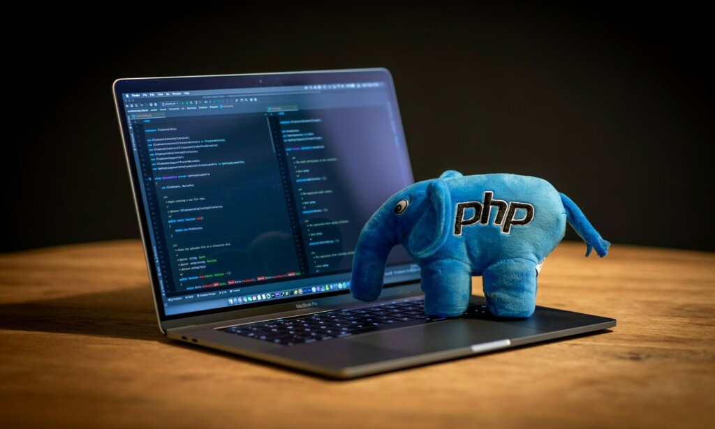 AWS dropper støtte for gamle PHP-versjoner. En undersøkelse viser imidlertid at disse versjonene fortsatt brukes av veldig mange. 📸: Unsplash / Ben Griffiths