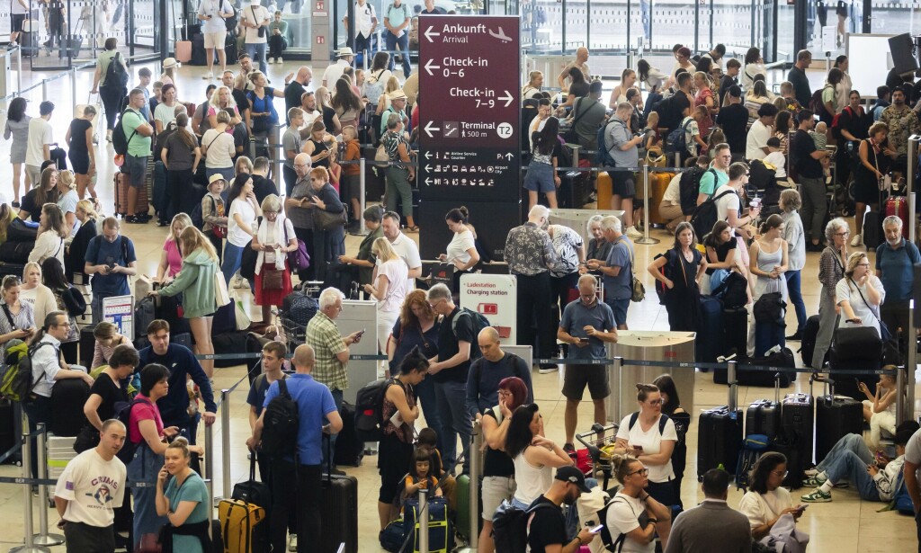 Verden rundt er reisende strandet på flyplasser som følge av problemene. Her fra Berlin Brandenburg. 📸: Christoph Soeder / dpa / AP / NTB