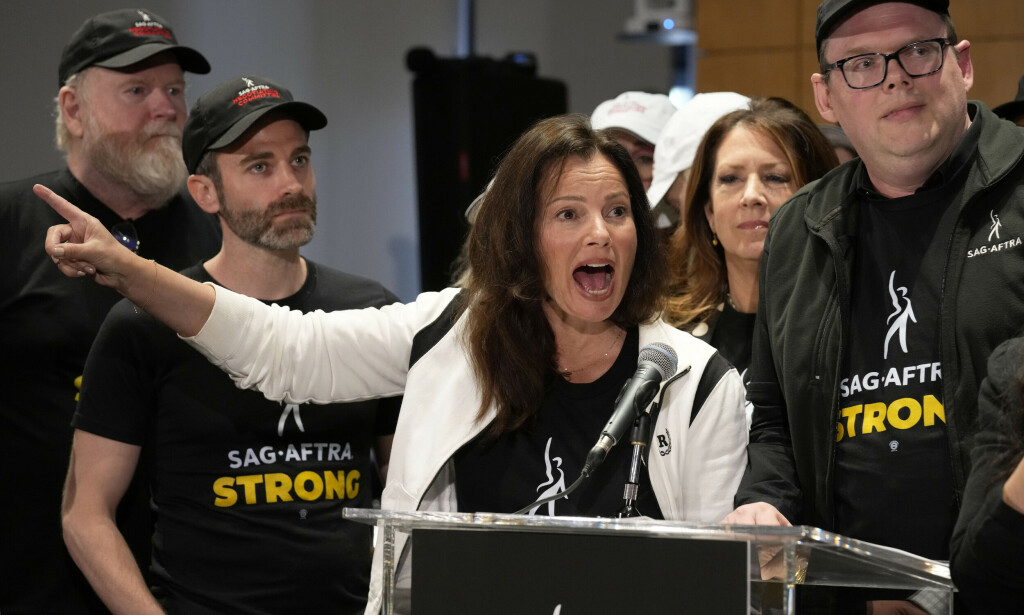 Fran Drescher leder for andre gang på ett år fagforeningen til skuespillere i streik. Begge gangene har AI vært et av stridstemaene. Denne gangen er streiken rettet mot spillstudioene. 📸: Chris Pizzello / AP / NTB