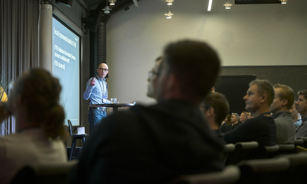 Helge Penne argumenterte for at flere ting må fjernes fra C++ for å gjøre språket sikkert nok – så mye at det vil bli et nytt språk. 📸: Ard Jongsma, Still Words