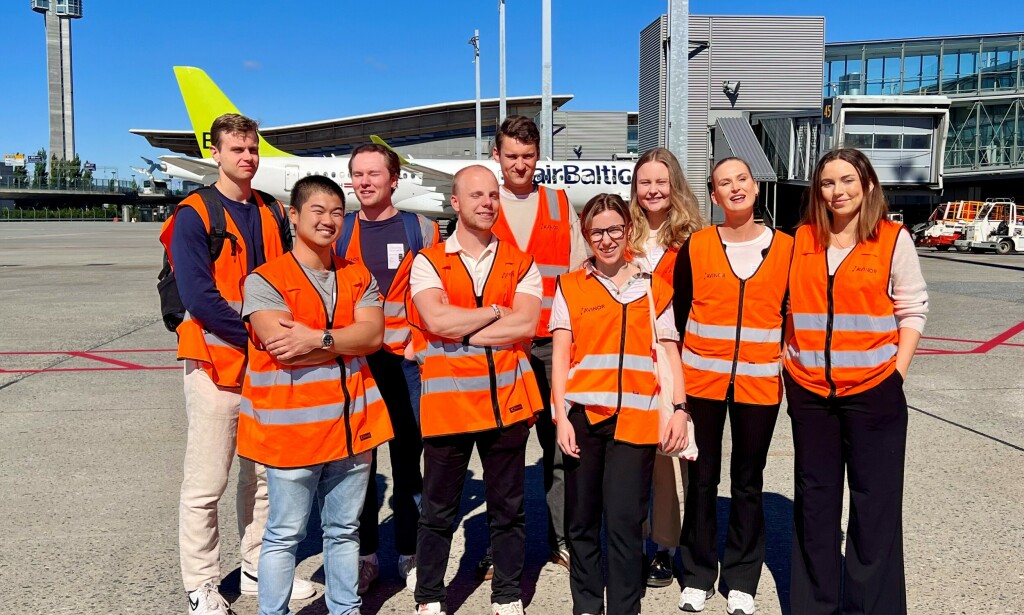 Årets summer interns i Avinor på besøk for å få et innblikk i teknologien på Oslo lufthavn.