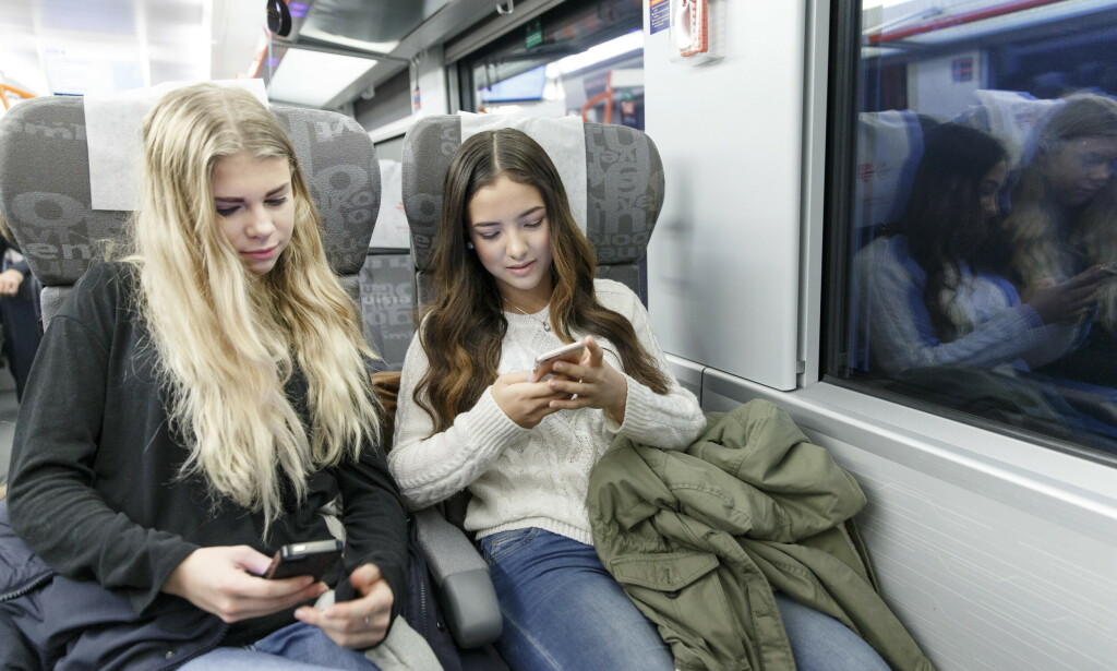 På den ene siden ser de fordelene ved å redusere skjermtiden og være mer til stede fysisk, men på den andre siden opplever de det som svært vanskelig å logge av, skriver Opinion i presentasjonen. 📸: Gorm Kallestad / NTB