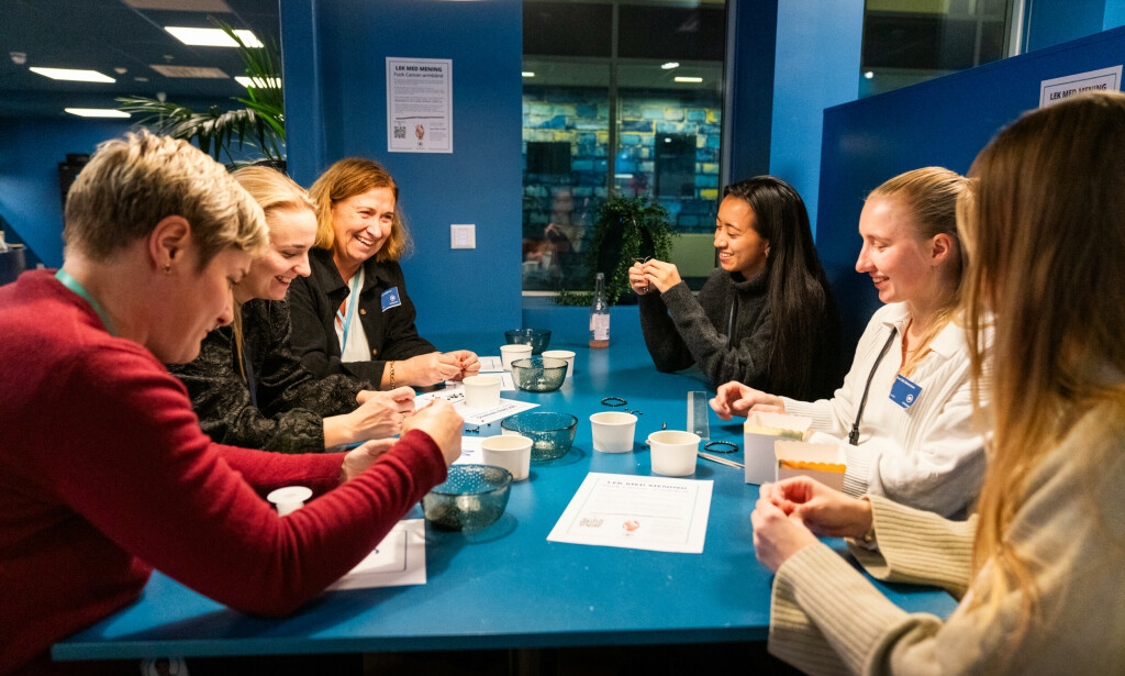 Selv om ansatte kan ha hjemmekontor, er det viktig for Computas å av og til samle medarbeidere på jobb. HR-direktør Christine Langbråthen bakerst til venstre. 📸: Computas