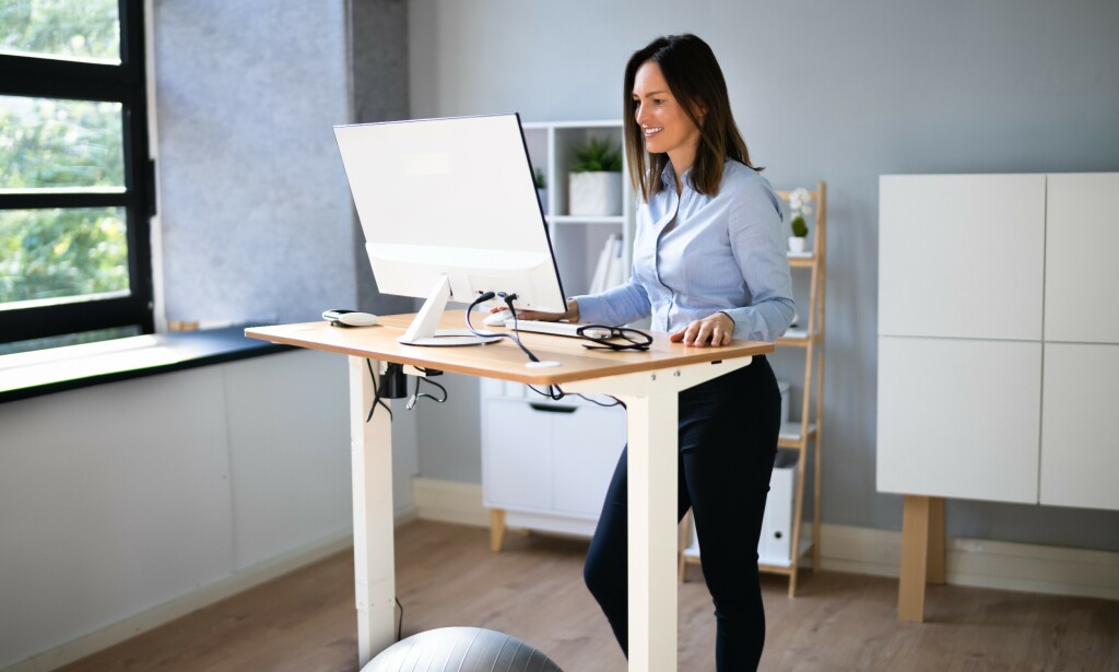 Å stå for mye er ikke stort bedre enn å sitte for mye, viser en stor undersøkelse. 📸: NTB / Shutterstock