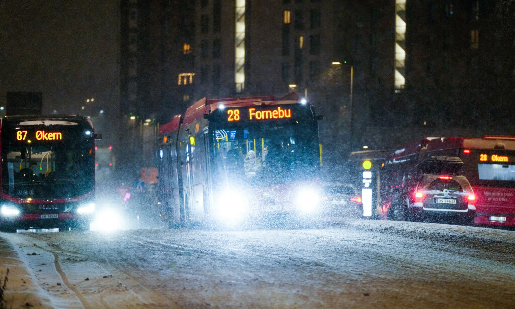 Mange vurderer hjemmekontor ved ekstremt vær, men ikke alle liker at meteorologene kommer med oppfordringer. Her store mengder snø i Oslo mandag morgen ved Økern T. 📸: Beate Oma Dahle / NTB