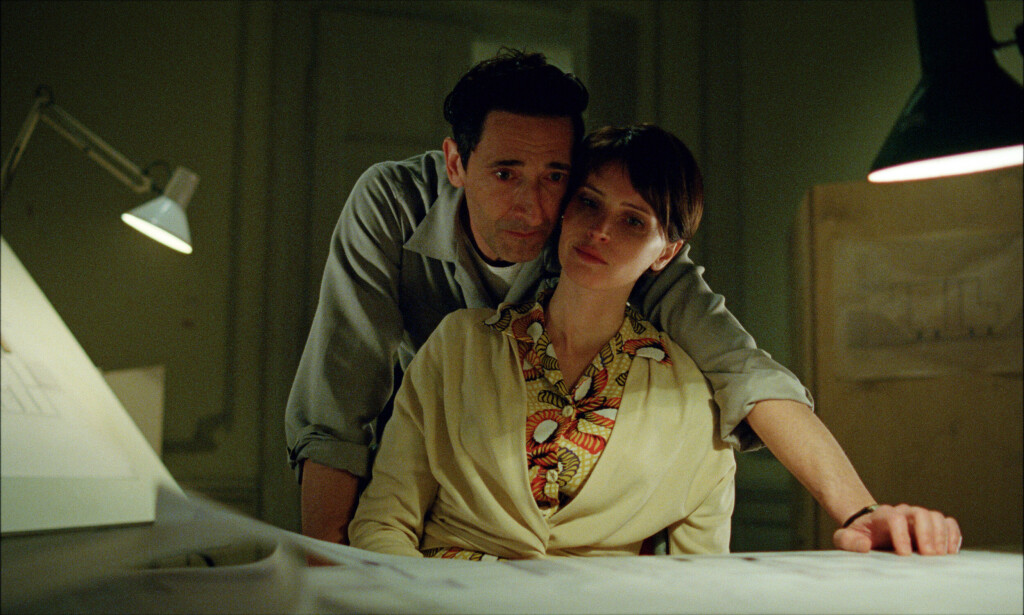 Adrien Brody og Felicity Jones i «The Brutalist». Nå vanker det kritikk etter at filmklipperen røpet at man brukte AI for å forbedre parets replikker på ungarsk. 📸: Universal Pictures / Handout / NTB